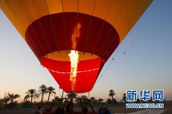 這是2012年2月20日在埃及盧克索拍攝的熱氣球著陸的資料照片。 新華社記者李木子攝
