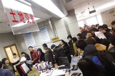 2月28日，北京市土地交易市場，各房地產(chǎn)企業(yè)代表準(zhǔn)備競拍房山、大興、朝陽的13塊土地。