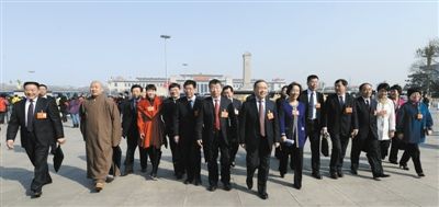 昨日，中國人民政治協(xié)商會(huì)議第十二屆全國委員會(huì)第一次會(huì)議在北京人民大會(huì)堂開幕。這是全國政協(xié)委員走向人民大會(huì)堂。新華社記者 陳樹根 攝
