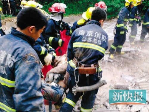 ■江蘇消防人員在現(xiàn)場搶救受傷者。CFP供圖