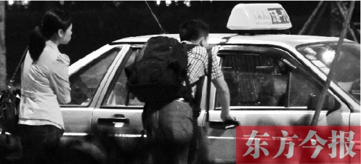 5月1日，記者夜探鄭州火車東站黑出租車，司機告知記者不打表40元，記者上車錄音取證