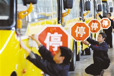 4月28日，江西上饒，江西博能上饒客車員工正在為銷往廣東客戶的訂單大鼻子校車做最后的質(zhì)量安檢。圖/CFP