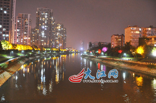 夜幕下的玉帶河，風景很好，但是臭氣熏天。