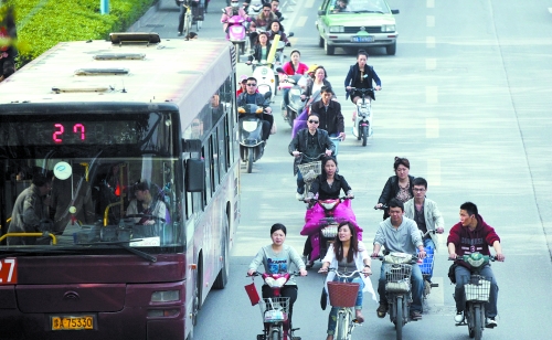“電動(dòng)車管理辦法”出臺后，市民騎電動(dòng)車或許不會(huì)那么“隨意”（資料圖）　記者 趙卓/攝