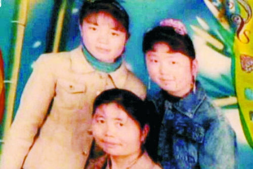 兩個女兒已長大成人,妻子也已歸來,這個分離12年的家庭,離幸福越來越近(翻拍)。