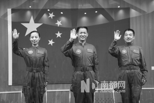 神舟十號(hào)航天員王亞平(左)、聶海勝(中)、張曉光(右)。 新華社發(fā)