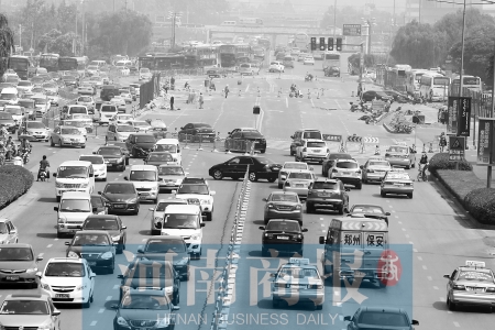 花園路封道施工，通行不暢 王春勝/攝