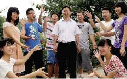 同學(xué)們用手臂連成光環(huán)，把班主任老師圍起來，表達(dá)對他的敬意和謝意。
