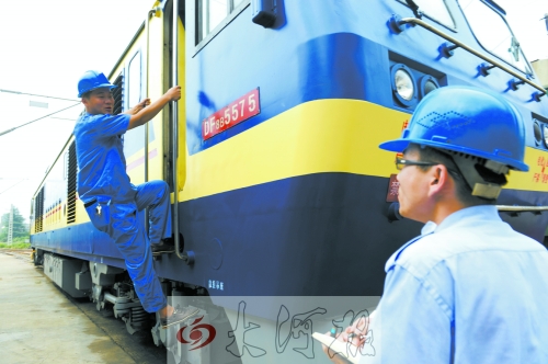 　　首發(fā)車頭以內(nèi)燃機作牽引，途中車頭、車身都會換