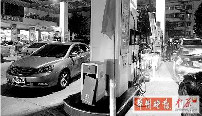 昨天晚上，桐柏路一加油站排隊(duì)加油的汽車特別多，很多人都想趕在油價(jià)上漲前加滿油箱。