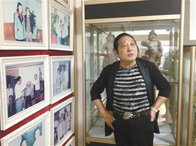7月17日，王林向記者講述合影背后的故事。王林很樂于展示他和高官、名流的合影，但有官員曾回應，合影不代表什么，有時候只是礙于朋友情面見他一下。新京報首席記者 張寒