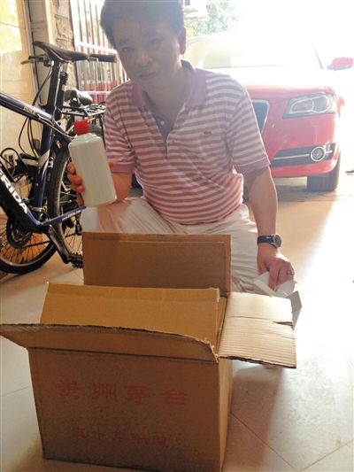 7月19日，王林的“徒弟”鄒勇向記者展示他從王林那里買到的“特供”酒。新京報首席記者 張寒