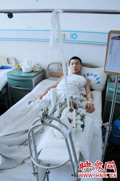 “如果有人肯幫我出4萬(wàn)元的醫(yī)藥費(fèi)，我愿意為他免費(fèi)工作3年，多苦多累都行?！?月26日，躺在病床里上的