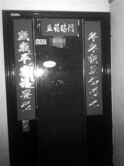 昨天22時(shí)許,被摔女童家房門緊閉,多名家屬稱,在協(xié)商處理孩子后事。新京報(bào)記者 楊鋒 攝