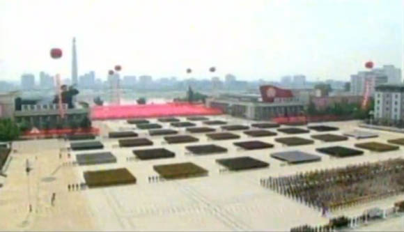 7月27日是《朝鮮停戰(zhàn)協(xié)定》簽署60周年紀(jì)念日，朝鮮在首都平壤舉行的盛大的閱兵儀式。圖為閱兵廣場。