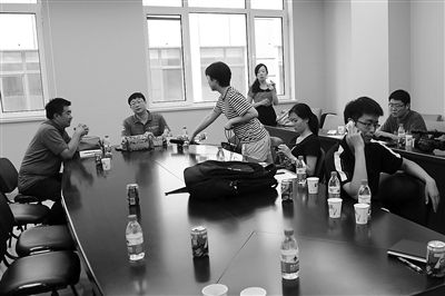 昨日，什剎海街道辦事處第四會(huì)議室，“什剎海女童練攤父親被打”事件的通氣會(huì)現(xiàn)場(chǎng)。