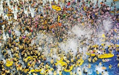 29日，湖北省武漢市，近日江城暑熱難解，人們紛紛前往水上樂(lè)園解暑，由于人數(shù)眾多，形成了“下餃子”的壯觀場(chǎng)面。圖/CFP