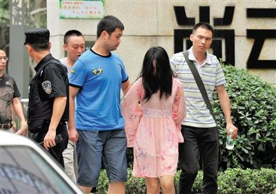 一名女犯罪嫌疑人被警方押出。新華社記者 薛玉斌 攝
