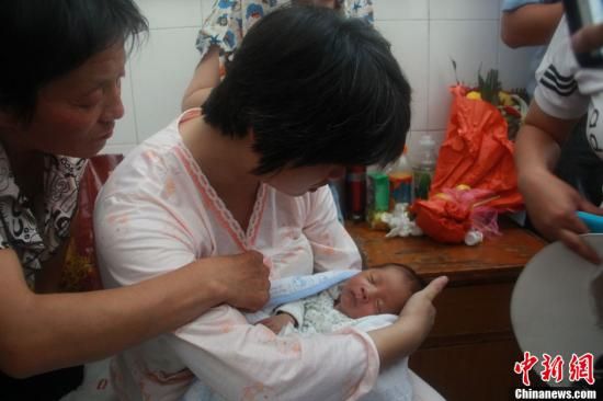 圖為陜西富平“產(chǎn)科醫(yī)生拐賣嬰兒”一案中的被拐嬰兒于8月5日中午在該縣婦幼保健院由當?shù)鼐浇挥谄涓改?。張一?攝
