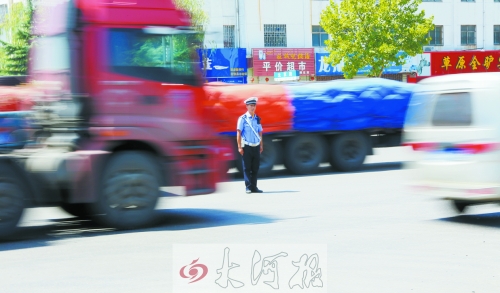 連霍高速受橋梁爆破影響禁止通車，310國道車流量迅速增加，當地交警部門安排大量警力保障道路暢通。