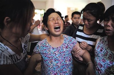 昨日上午,被拐雙胞胎女?huà)氲哪棠淘诤⒆幼婺棠痰呐莆磺巴纯?“媽呀,咱的娃找回來(lái)了”。