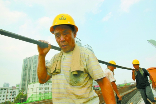 農(nóng)民工工作辛苦，權(quán)益理應(yīng)有保障。