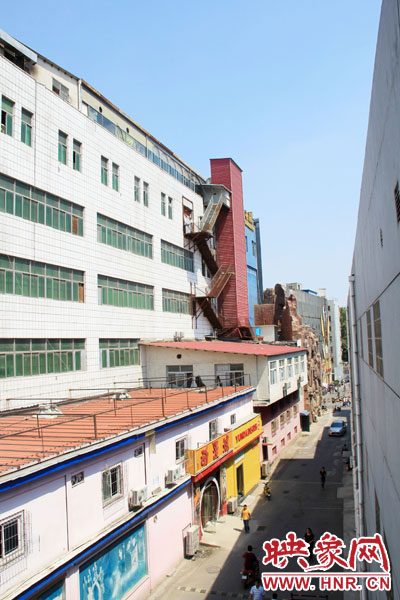 該家具賣場(chǎng)共6層樓，第7層建筑與其他樓層風(fēng)格迥然不同，有明顯后期加蓋痕跡