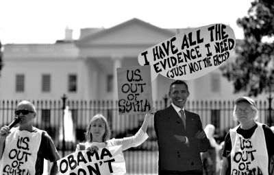 2日，反戰(zhàn)人士在白宮前高舉標(biāo)語，抗議美國可能對敘動武。