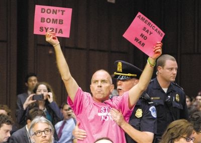 3日，美參議院外委會(huì)舉行敘利亞問題聽證會(huì)，民眾在現(xiàn)場(chǎng)示威，抗議美國軍事干預(yù)敘利亞。