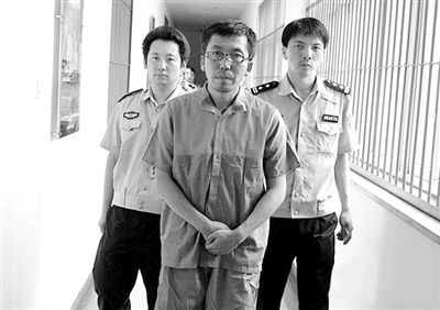 警方押解犯罪嫌疑人“立二拆四”。