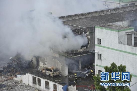 9月10日，消防人員在爆炸現(xiàn)場撲救火情。 新華社記者 梁旭 攝