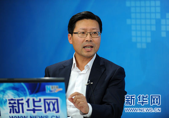 圖為嘉賓與主持人交談。新華網(wǎng) 陳競(jìng)超 攝