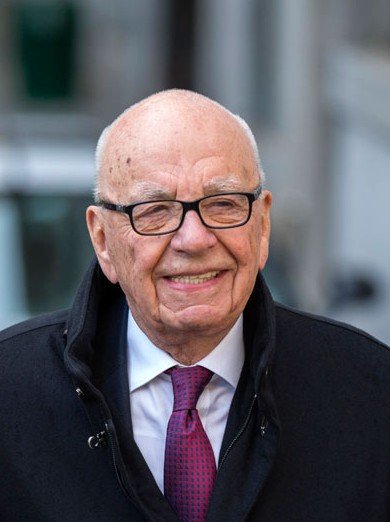 20日，從最高法院出來，默多克一臉輕松。路透社