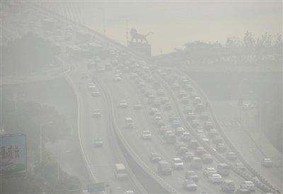 昨日，南昌市八一大橋被霧霾籠罩。 新華社發(fā)