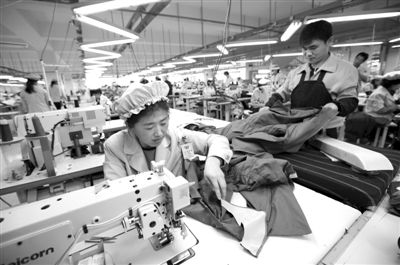 12月19日，朝鮮工人在開城工業(yè)園區(qū)工作。當(dāng)日，由二十國集團(tuán)（G20）的經(jīng)濟(jì)官員、國際金融組織相關(guān)負(fù)責(zé)人以及各國記者等組成的國際代表團(tuán)訪問工業(yè)園區(qū)。今年4月朝鮮單方面關(guān)閉開城工業(yè)園，9月才宣布重開。新華社發(fā)