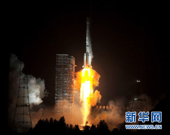 12月21日,載有玻利維亞通信衛(wèi)星的長征三號乙運載火箭點火發(fā)射。當(dāng)日零時42分,我國在西昌衛(wèi)星發(fā)射中心用長征三號乙運載火箭,成功將玻利維亞通信衛(wèi)星發(fā)射升空,衛(wèi)星順利進(jìn)入預(yù)定軌道。玻利維亞通信衛(wèi)星是該國擁有的第一顆衛(wèi)星。新華社記者 燕雁 攝