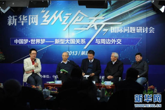 新華網(wǎng)第四屆“縱論天下”2013國(guó)際問(wèn)題研討會(huì)18日在京舉行。圖為社科院全球戰(zhàn)略院國(guó)際問(wèn)題專家葉海林在發(fā)言。新華網(wǎng) 陳競(jìng)超 攝