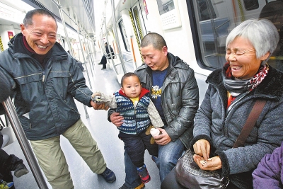 乘客中有80歲的老人，也有幾歲大的小孩，他們眼神共同傳遞著：新鮮和好奇。記者王錚攝