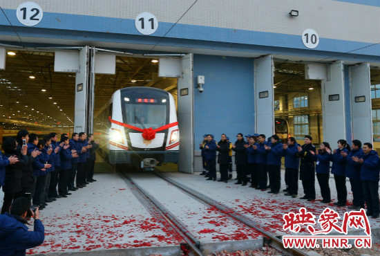12月28日早上7點(diǎn)39分，編號(hào)為0111的列車(chē)駛出鄭東車(chē)輛段開(kāi)往市體育中心站