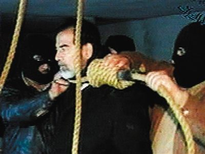 警衛(wèi)給薩達(dá)姆套上絞刑工具。