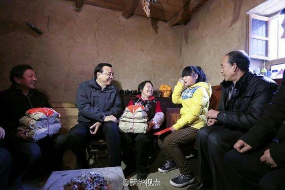 27日，李克強到安康旬陽金坡村看望留守兒童。