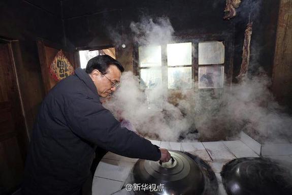 27日，李克強到安康旬陽金坡村看望留守兒童。