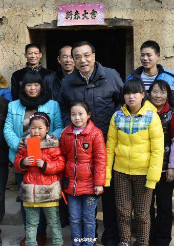 27日，李克強到安康旬陽金坡村看望留守兒童。