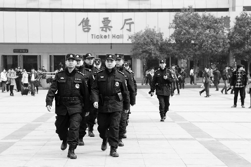 3月2日，鄭州市特警加強(qiáng)對(duì)人員密集場(chǎng)所的武裝巡邏。