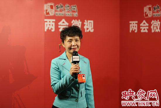 在映象網(wǎng)全國兩會(huì)北京演播室，全國人大代表、河南理工大學(xué)音樂學(xué)院副院長游吟歌做客《兩會(huì)微視》訪談.