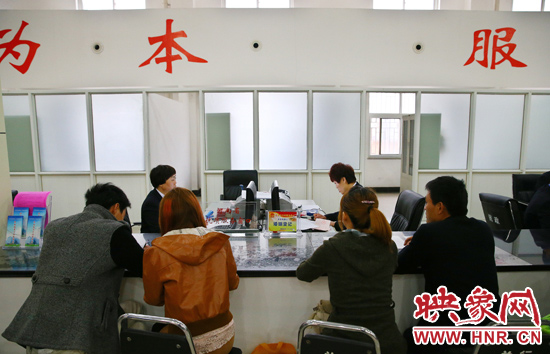 在陽(yáng)光大廈一樓大廳內(nèi)，分布著人社局、民政局等與群眾利益相關(guān)的民生服務(wù)窗口。