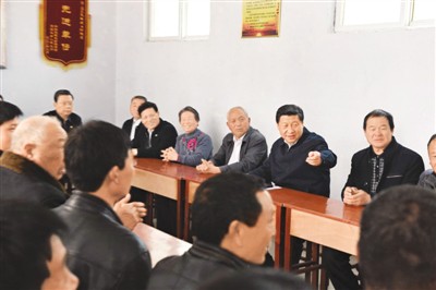 3月17日，習(xí)近平在河南省蘭考縣東壩頭鄉(xiāng)張莊村村委會與干部群眾座談，聽取意見和建議。