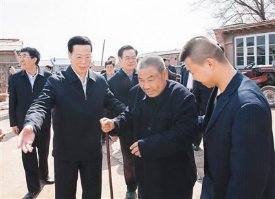3月26日，張高麗在吉林省農(nóng)安縣農(nóng)安鎮(zhèn)小橋子村看望貧困戶王井山一家。