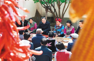 3月24日，俞正聲在云南省武定縣插甸鄉(xiāng)彝族小院農(nóng)戶家中進行座談交流，聽取基層黨員群眾意見建議。