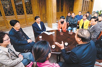 3月23日，劉云山在陜西省咸陽市禮泉縣煙霞鎮(zhèn)袁家村與基層干部群眾座談，聽取對教育實踐活動的意見建議。